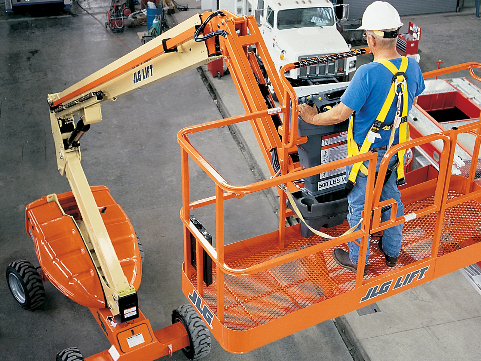 Operador trabajando desde una plataforma JLG